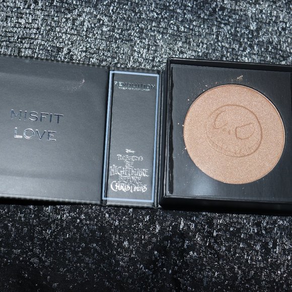 Makeup Revolution X Disney Nightmare Before X-Mas - Picture 3 of 3